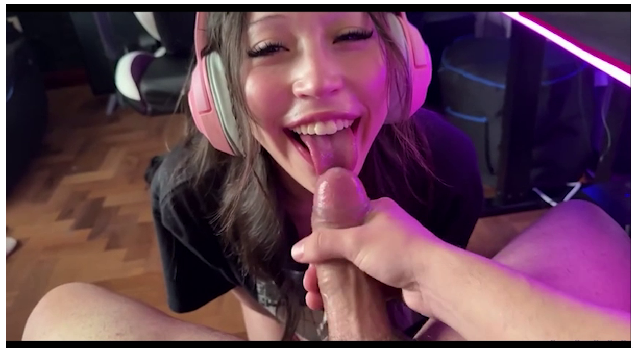 MewSlut Gives BJ After Losing A Bet In Valorant